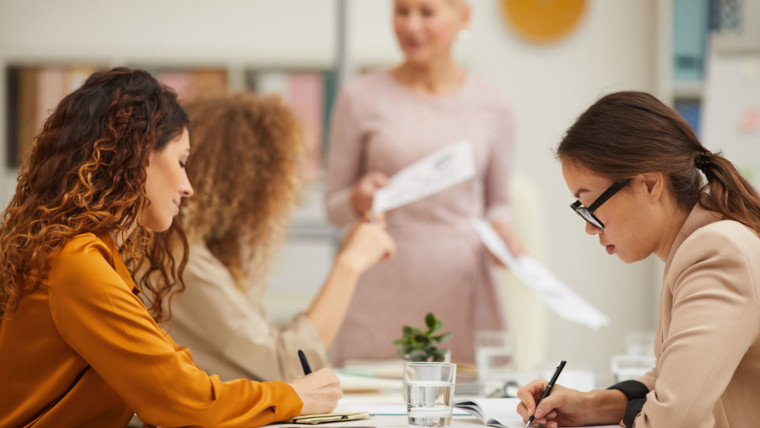 Die Bedeutung eines professionellen Meetingraums für erfolgreiche Geschäftstreffen im Businesscenter Humboldt-Park